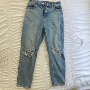 American eagle “mom jeans” Size 0 petite, medium wash color